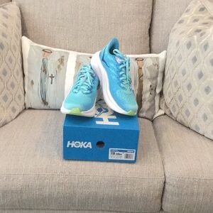 New in box Hoka Mach 6